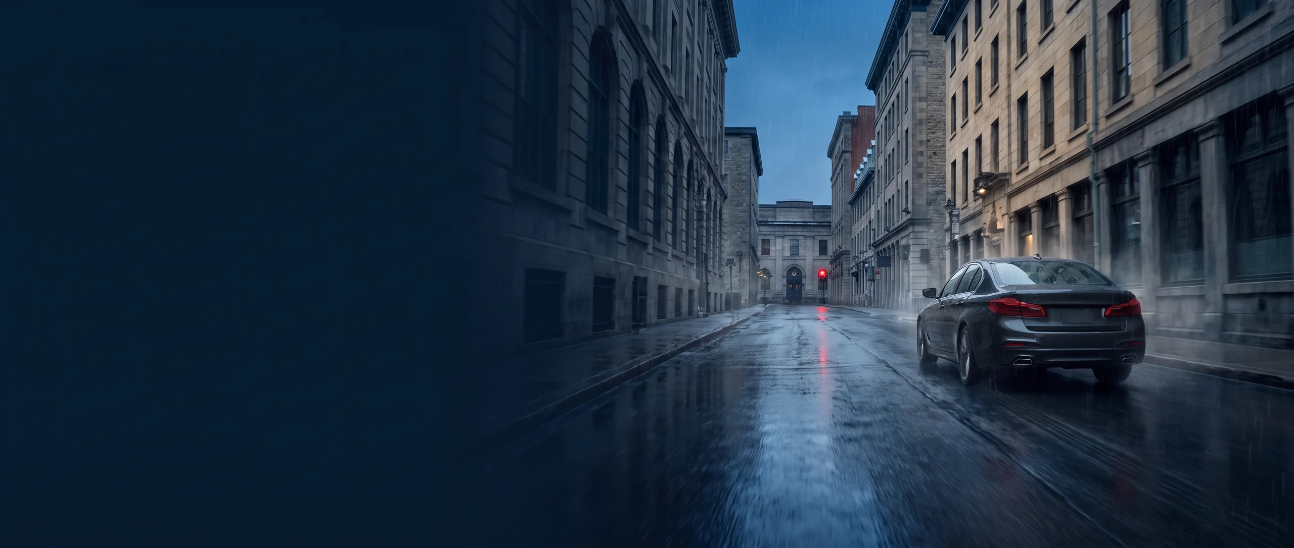 Une berline privée arrive dans Québec après la pluie.